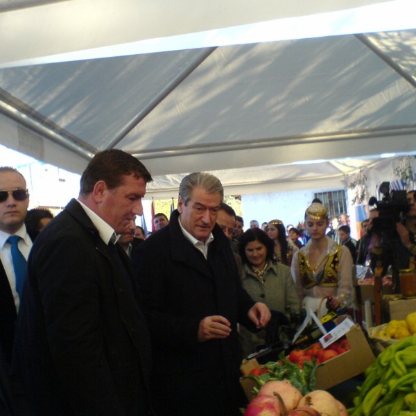 A mezőgazdasági vásárra az akkori miniszterelnök, Sali Berisha is ellátogatott